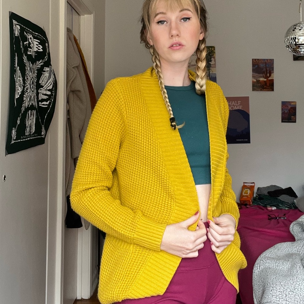 Yellow cardigan knit (Cardigan TV)
